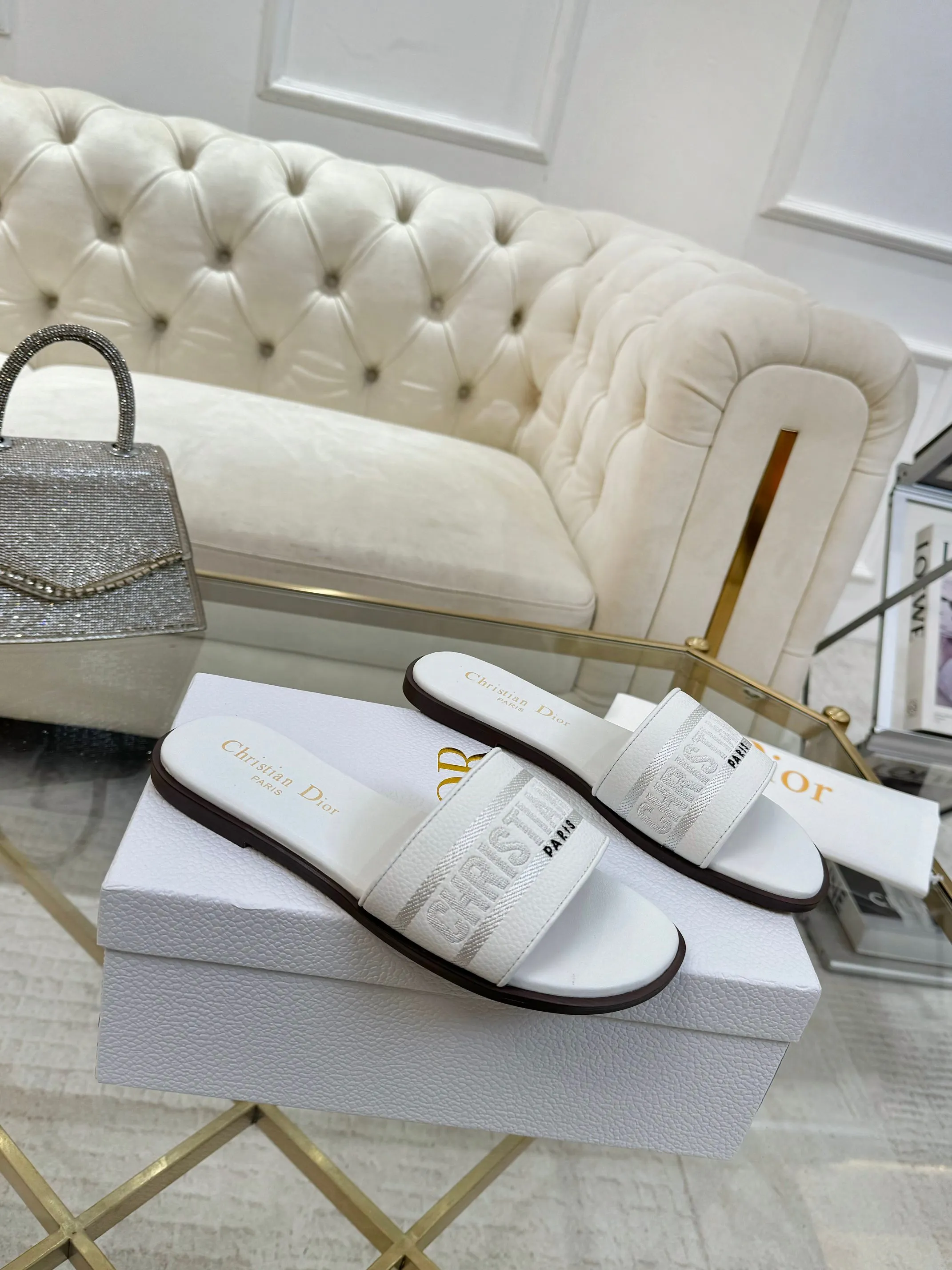 👟👟Ex-factory price 340👟👟 Genuine leather sole +40 Dior new style cowhide surface, sheepskin lining + embroidery process, 5 colors optional, code size 35-42, rubber sole, genuine leather sole +40